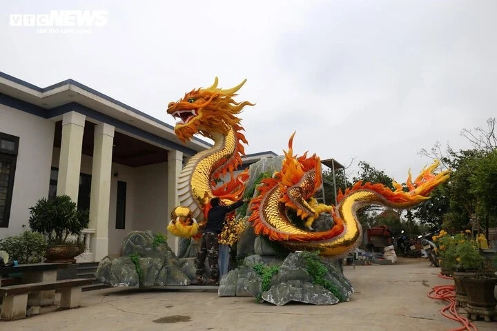 Linh vật rồng do nghệ nhân Đinh Văn Tâm cùng nhóm thợ làm sẽ được trưng bày ở thị trần Lao Bảo, huyện Hướng Hoá. (Ảnh: L.H.T)