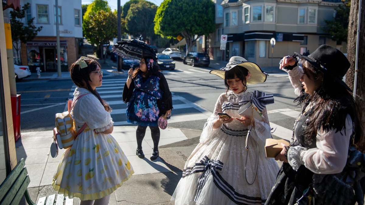 Ella và các bạn đang đợi bên ngoài Phòng trà Lovejoy ở San Francisco, California.
