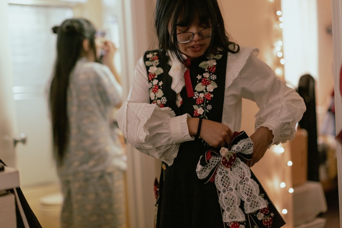 Thời trang lolita bao gồm nhiều phong cách thẩm mỹ khác nhau, bao gồm dễ thương, gothic, cổ điển và ngọt ngào