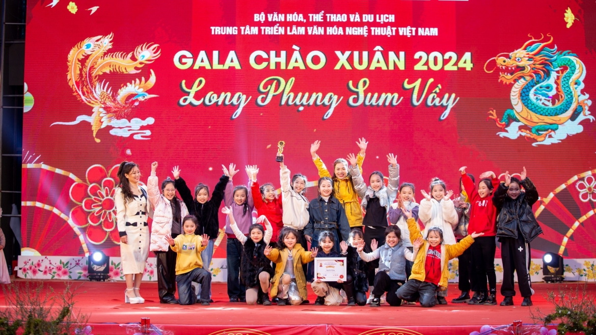 Chương trình nghệ thuật "Long phụng sum vầy" nhằm gây quỹ nuôi các em nhỏ có hoàn cảnh khó khăn.