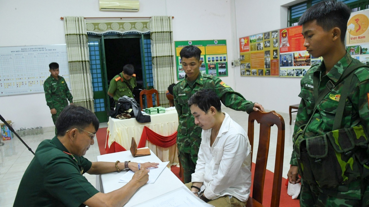 Lực lượng chức năng lập biên bản Hoàng Trung Hiếu (ảnh Quân Lê)