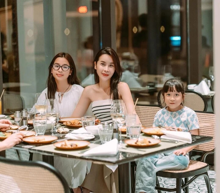 Tâm sự với mẹ, con gái Lưu Hương Giang buồn bã khi cô liên tục bận rộn, thậm chí có ngày còn về nhà lúc 3h sáng, không có thời gian dành cho hai con: "Sao lúc nào mẹ cũng bận. Hôm qua mẹ về 3 giờ đêm. Lúc nào cũng chăm chỉ quá mức". Giải thích cho con gái hiểu, Lưu Hương Giang nói: "Hôm qua là ngày căng thẳng thôi chứ không phải hôm nào cũng thế". Sau đó bé Misu đưa ra luật lệ mẹ chỉ được về muộn nhất lúc 12h đêm. Lưu Hương Giang cho rằng để được về sớm chỉ còn cách cô bị loại: "Misu không muốn mẹ làm việc chăm chỉ nữa chỉ có cách mẹ bị loại thôi. Mẹ về sớm thôi, xách vali về nước thôi. Su muốn mẹ bị loại đúng không?". Bé Misu đồng ý ngay, còn mong muốn quay lại thời gian trước khi mẹ chỉ ở nhà chơi với em. Lưu Hương Giang an ủi con gái: "Hết đợt này mẹ con mình chỉ ở nhà xem tivi thôi". (Nguồn: VTC News)