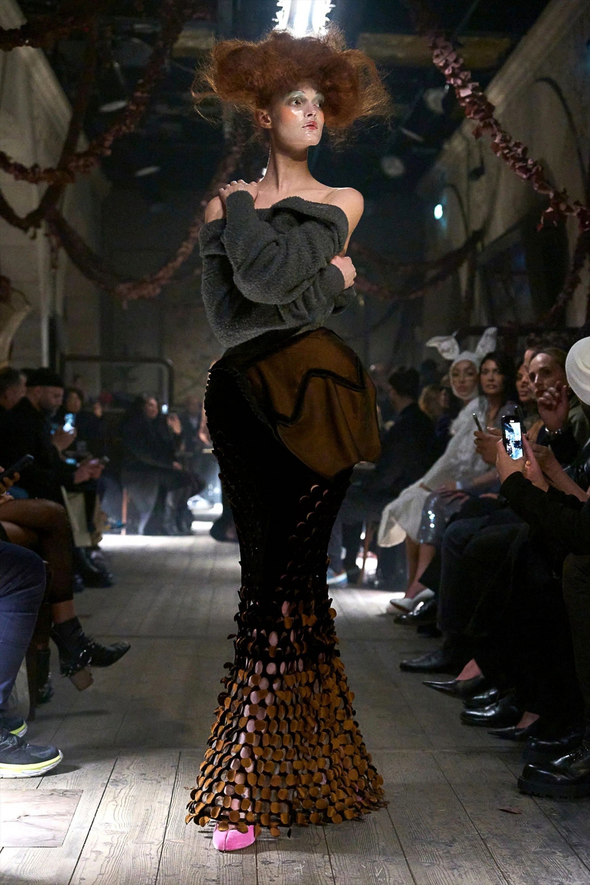 Bộ sưu tập thời trang cao cấp của John Galliano dành cho Maison Margiela thật kỳ ảo và mang tính sân khấu. Xuân Hè 2024 là mùa mà nhà thiết kế John Galliano đã cống hiến trọn vẹn cho thương hiệu Maison Margiela. Buổi trình diễn bộ sưu tập mới được dàn dựng bên dưới cây cầu Pont Alexandre III lịch sử ở Paris, Pháp. Nhà thiết kế đã đưa du khách đến một vùng nội địa tồi tàn, nơi những kẻ chạy trốn, những kẻ móc túi và những kẻ đi đường loạng choạng quanh bàn cà phê.