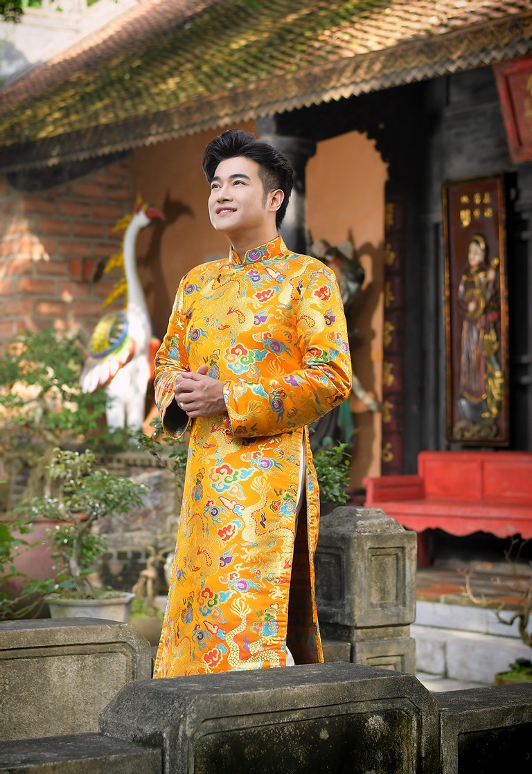 Sau thời gian dài giảm cân, Minh Quân kết hợp với Mỹ Dung thực hiện MV ‘Đoản ca xuân’ để kỷ niệm 10 năm song ca cùng nhau. Nam ca sĩ cũng gửi lời tri ân đến khán giả dịp đầu năm mới vì đã yêu thương anh. Thông qua sản phẩm âm nhạc, Minh Quân mong muốn gửi lời tri ân tới khán giả đã yêu thương và theo dõi hành trình nghệ thuật của anh trong suốt những năm qua. Ca khúc lần này cũng là bước ngoặt đánh dấu sự trở lại của nam ca sĩ sau thời gian dài giảm cân và cắt bỏ dạ dày trước đó.
"Động lực khiến tôi trở lại với công việc là khi tôi quyết định giảm cân… Mọi người xung quanh bảo tôi đã đỡ béo rất nhiều và lên hình ổn hơn trước, nên tôi mới mạnh dạn đầu tư sản phẩm âm nhạc để quay trở lại sân khấu", nam ca sĩ bày tỏ. (Nguồn: VietNamNet)