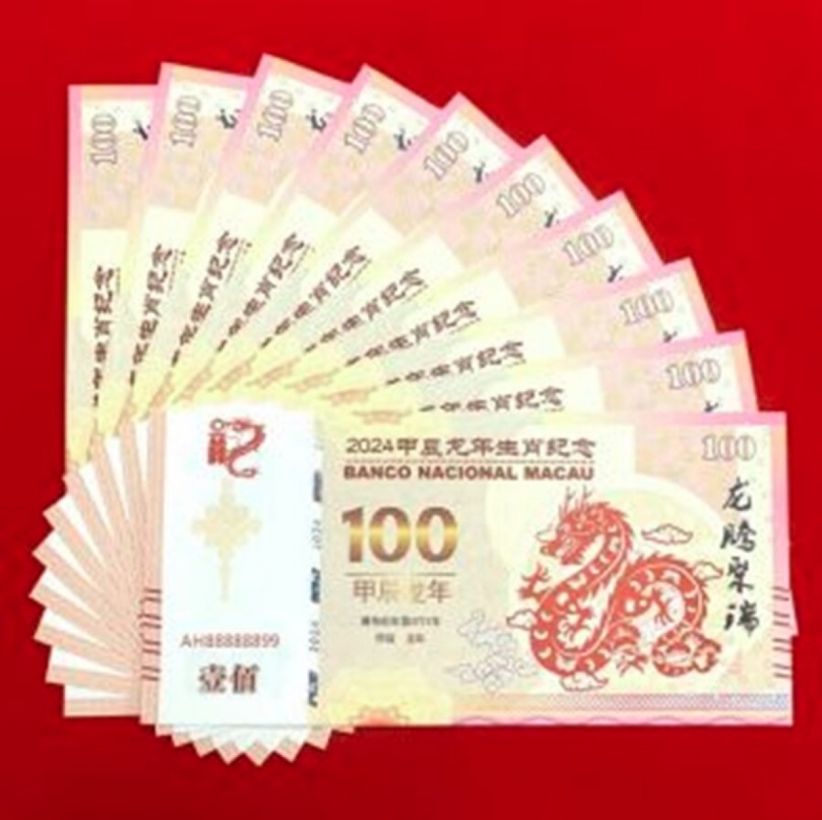 Macau banknotes are among the favourite items of customers. Many traders share that demand for new money peaked near the end of the year and will last up to Tet.