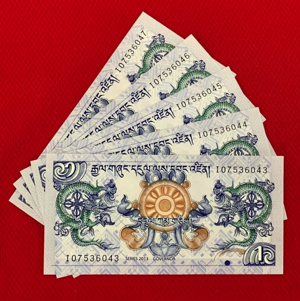 Five Bhutanese banknotes printed with images of the dragon cost VND150,000. Weeks before Tet, many people begin to prepare for buying new or special banknotes which are believed to bring both luck and happiness for the new year.