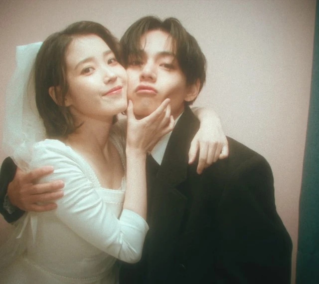 Tối 24.1 (giờ địa phương), IU tung ca khúc Love Wins All và MV cùng tên. Đây là bài hát mở đầu cho album sắp tới của IU. Chỉ sau một giờ phát hành, bài hát Love Wins All đã vươn lên vị trí đầu tiên trên bảng xếp hạng nhạc số Top 100 của Melon (Hàn Quốc) danh giá. Nhờ đó, Love Wins All là hit thứ hai trong lịch sử nhanh chóng "hạ cánh" ở vị trí số 1 bảng xếp hạng Melon Top 100 chỉ sau một giờ phát hành. (Nguồn: Thanh niên)