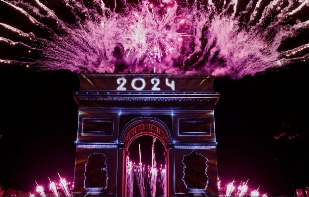 Pháo hoa đón năm mới tại Khải Hoàn môn, Paris, Pháp (Ảnh: AFP)