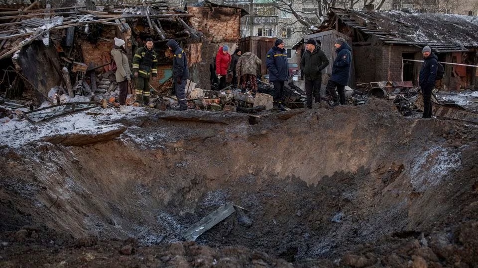 Đống đổ nát sau cuộc không kích của Nga ở thị trấn Shostka, vùng Sumy, Ukraine. Ảnh: Reuters