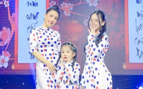 Nghệ sĩ Kiều Oanh gây bất ngờ khi cho hai con gái là Whitney Yến Khang và Callie Hoàng Trần góp mặt trong MV Tết xập xình tết linh đình. Cả hai diện trang phục đồng điệu, tự tin xuất hiện cùng mẹ. Thậm chí, con gái lớn của diễn viên Đất phương Nam còn gây bất ngờ với màn khoe vũ đạo ấn tượng. Vốn là người khá kín tiếng trong chuyện đời tư nên việc Kiều Oanh lần hiếm hoi cho con xuất hiện trong sản phẩm âm nhạc của mình khiến khán giả thích thú. (Nguồn: Thanh niên)