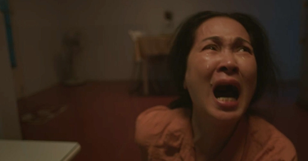 Đi về phía lửa, series phim hiếm hoi về nghề lính cứu hỏa do Trần Thanh Huy đạo diễn vừa tung trailer đầu tiên với những cảnh cứu nạn, cứu hộ nghẹt thở.  Các diễn viên Lãnh Thanh, Xuân Phúc, Trần Ngọc Vàng gây bất ngờ với gương mặt bụi bặm, dáng vẻ phong trần khi hóa thân thành những người hùng cứu hỏa. NSND Lan Hương góp một vai trong phim và có nhiều cung bậc cảm xúc mạnh mẽ trong vai mẹ một người lính cứu hỏa. 
Theo tiết lộ tất cả diễn viên đều phải trải qua những bài tập rèn luyện thể lực gắt gao, cũng như được huấn luyện và đào tạo bài bản những kiến thức, kỹ năng về ngành phòng cháy chữa cháy trước khi bắt đầu bấm máy. (Nguồn: VietNamNet)