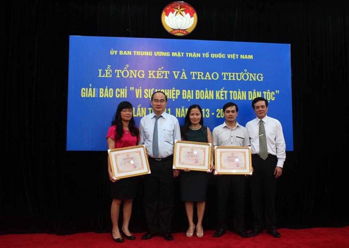 Nhóm tác giả Đặng Khanh, Vũ Hạnh, Xuân Thân nhận giải A Giải Báo chí Đại đoàn kết dân tộc 2014.
