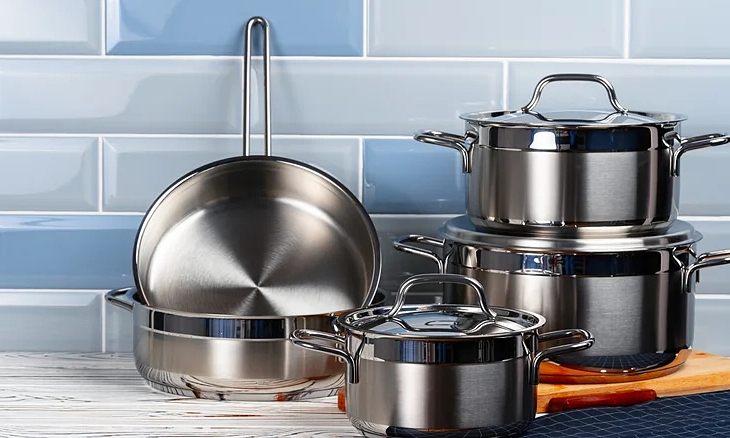 Để nồi quá nóng là một trong những sai lầm làm hỏng nồi inox phổ biến.