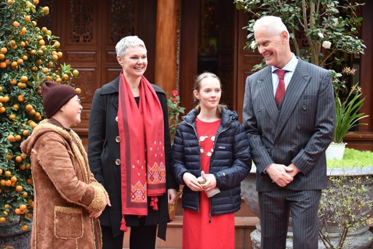 Norwegian Ambassador to Vietnam Hilde Solbakken, her husband, and daughter make a one-day tour of Duong Lam ancient village in Hanoi to discover Vietnamese culture as Tet comes near.