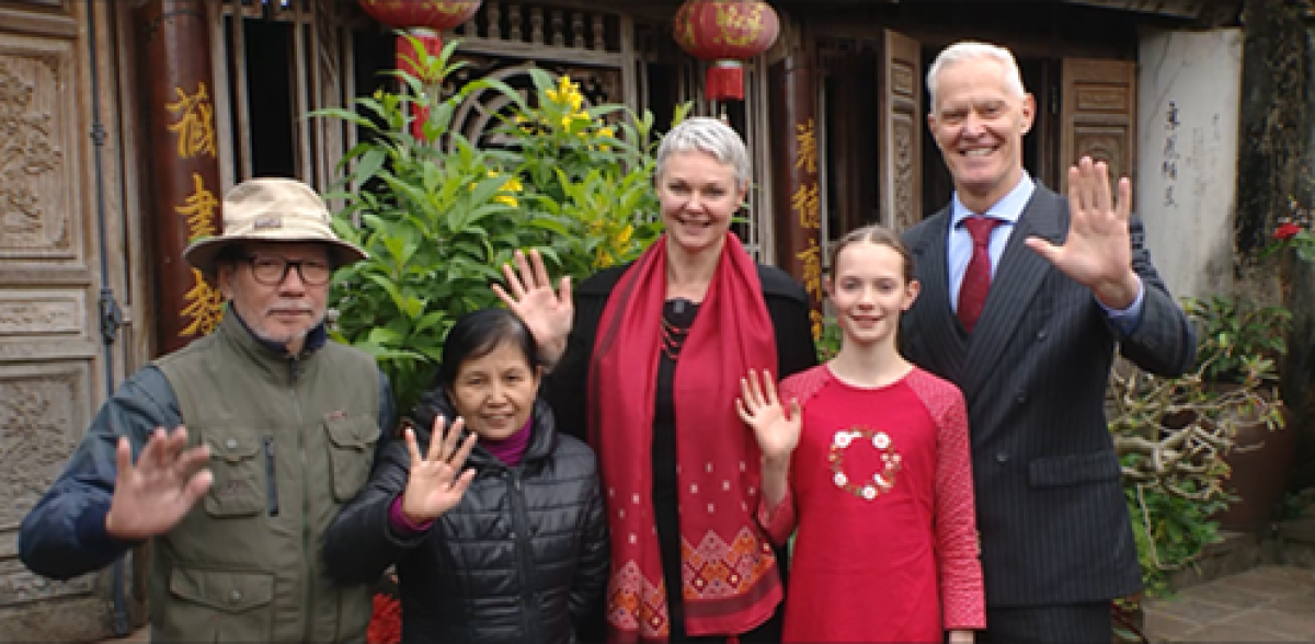 As the new year holiday is time for family reunion, the Norwegian diplomat expects to discover similarities in culture between the two countries during the festive period. In the photo, the diplomat’s family pose for a group photo with local residents in Duong Lam.
