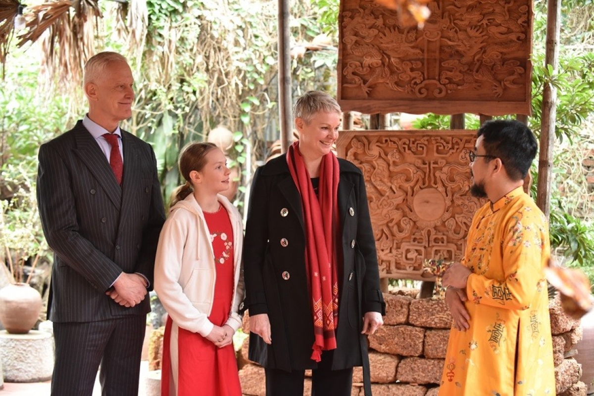 Visiting the lacquer workshop of craftsman Nguyen Tan Phat helps the Norwegian diplomat and her family to gain a better understanding of Vietnamese culture.