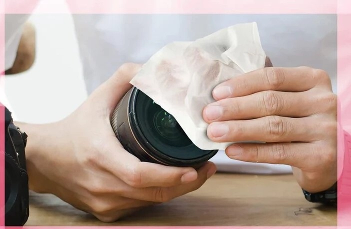 Khăn lau ống kính rất lý tưởng dùng để vệ sinh kính mắt, nó làm cho kính mắt của bạn trong suốt. (Ảnh: People Magazine)