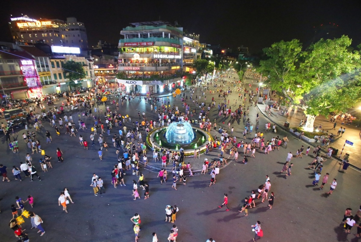 Không gian đi bộ quanh hồ Hoàn Kiếm là điểm đến yêu thích của du khách trong nước và quốc tế. Ảnh: Internet