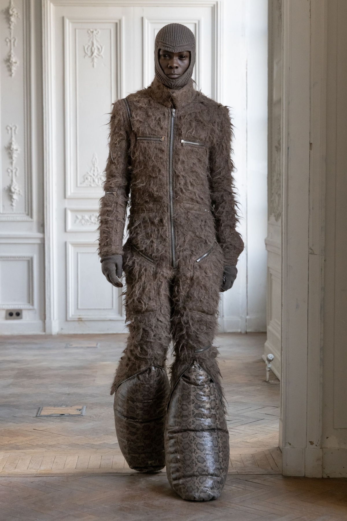 Giày bơm hơi cao đến đầu gối của Rick Owens.