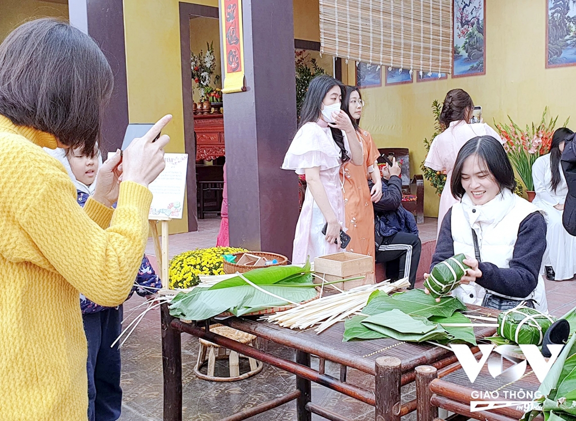 Trải nghiệm gói bánh chưng, hình ảnh quen thuộc trong những ngày 'Tết xưa'
