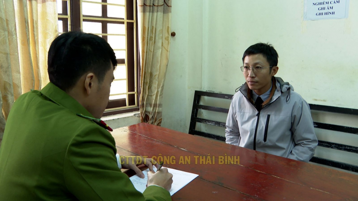 Đối tượng Nguyễn Thanh Tùng trước cơ quan cảnh sát điều tra. (Ảnh: CACC)
