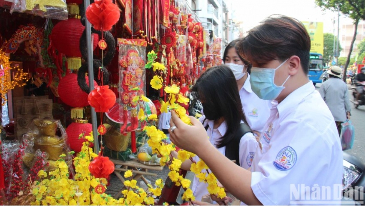 This year has seen Vietnamese handcraft products dominate the market for Tet decorations.