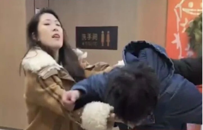 Khương Ngọc Hoàn khống chế tên biến thái