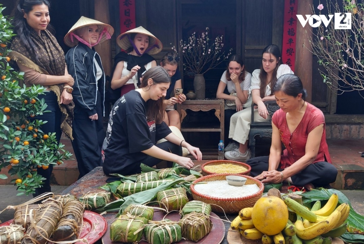 Sinh viên nước ngoài trải nghiệm gói bánh chưng cùng nghệ nhân