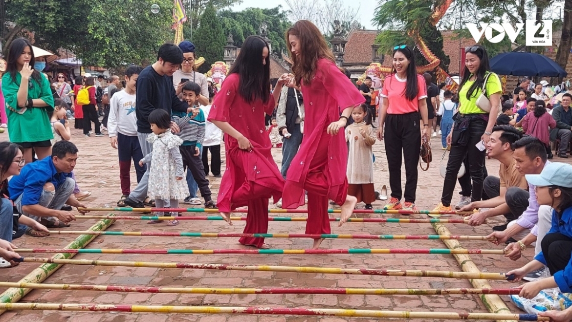 Du khách hào hứng tham gia nhảy sạp