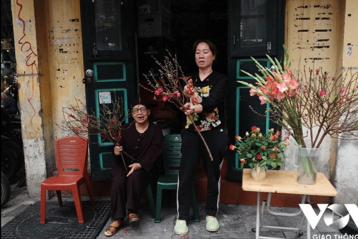 With Tet just a couple of weeks away, many families in Hanoi purchase peach branches to decorate their houses, expecting the New Year will bring happiness, good luck and prosperity.