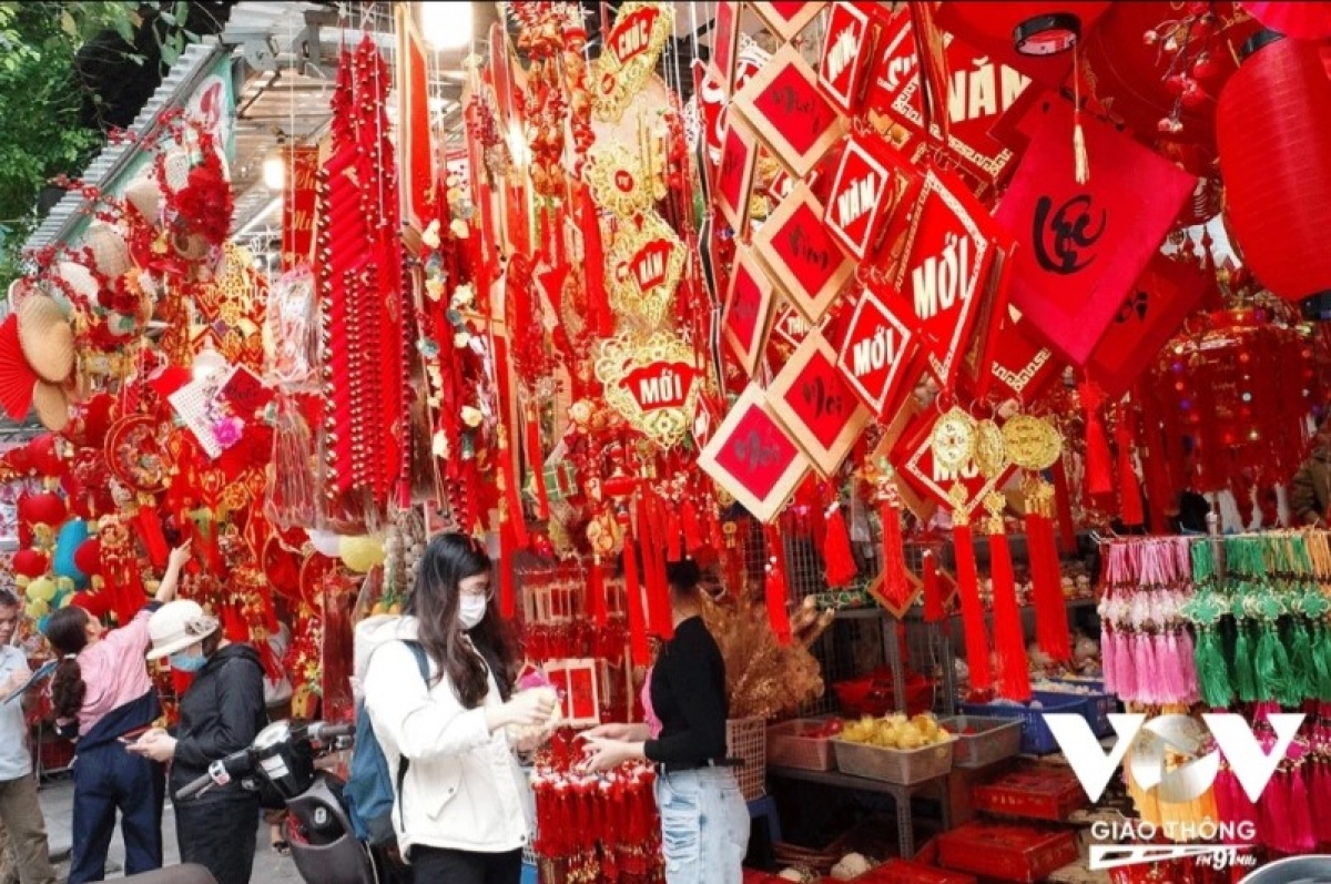 Many decorative Tet items are being sold along the 300-metre-long Hang Ma street. Crowds are busy buying items to decorate their houses or office buildings.