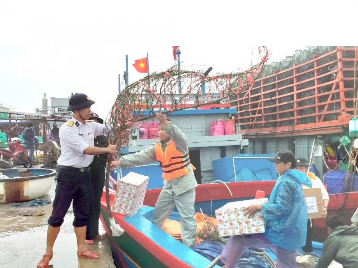 A delegation from the Navy Command Zone 3 arrive on January 22 to present Tet gifts to soldiers and the people of Ly Son island district in Quang Ngai province.