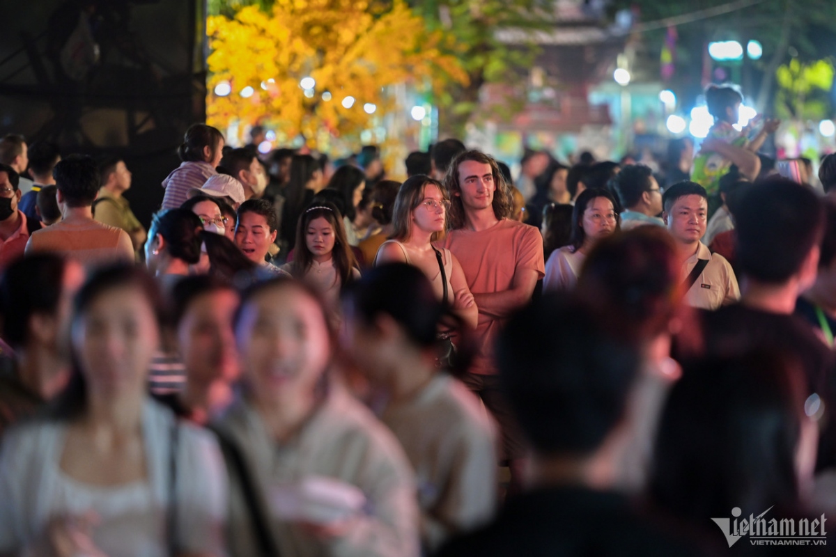 All streets, entertainment centres and markets have been colourfully decorated to ring in the New Year, giving young people the chance to pose for memorable photos.