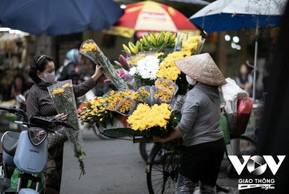 Some people share that they enjoy a stroll around Hanoi’s streets these days in order to soak up the festive atmosphere ahead of Tet.