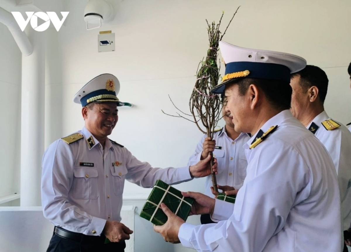 For their participation, military units have planned duty timetables to ensure their staff can enjoy a cozy Tet, which is the country’s largest festival of the year.