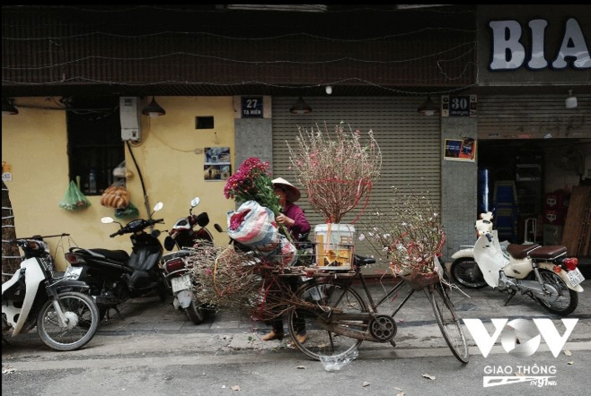 Images of street vendors selling flowers can easily be spotted across Hanoi streets these days.