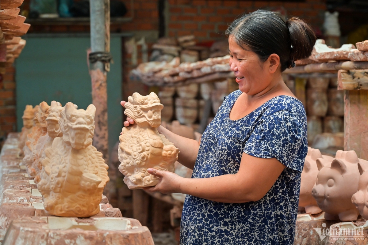 It’s believed that saving money in the new clay dragon-shaped boxes will bring the owners a prosperous year ahead.