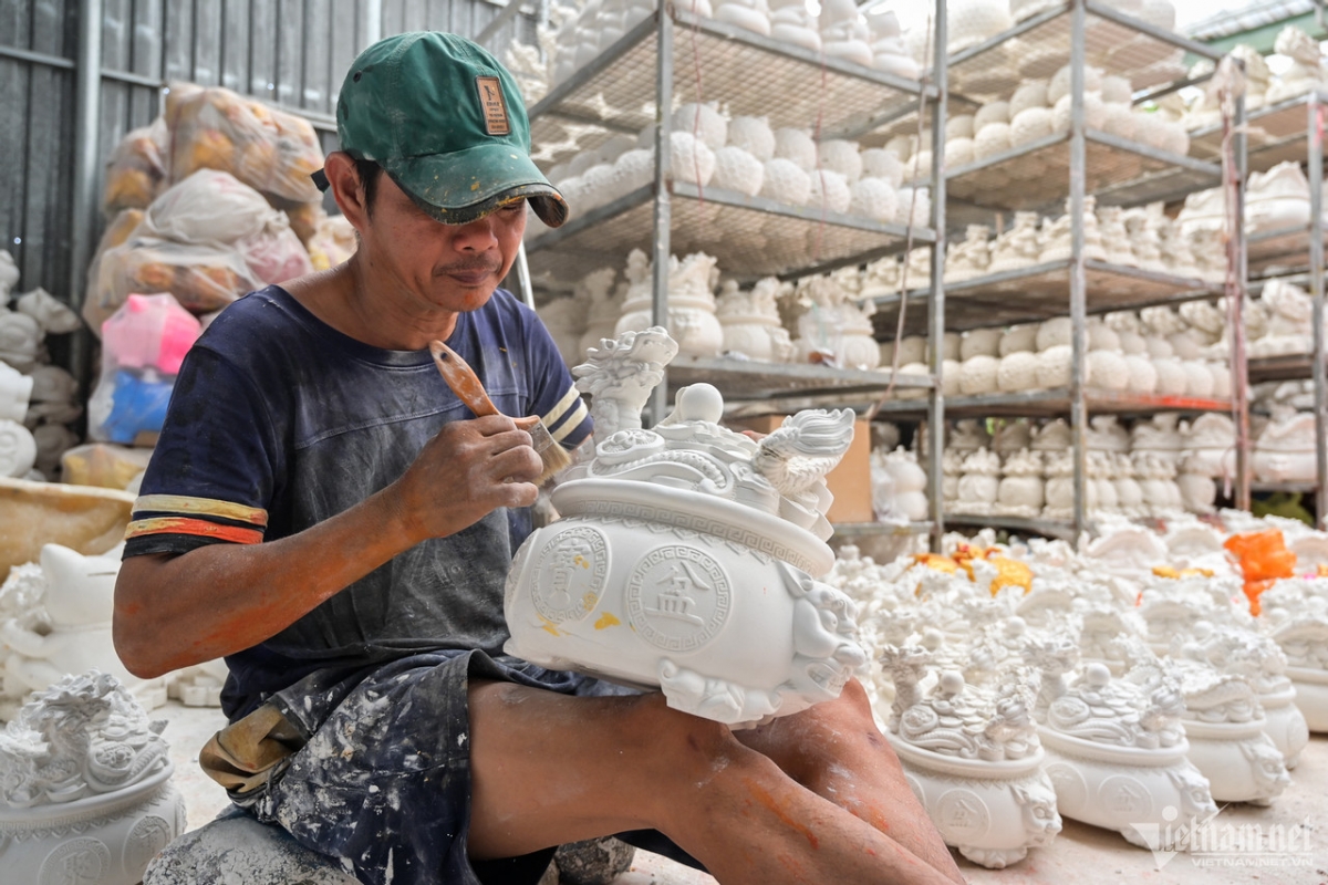 According to craftsman Hoang Viet, more than 5,000 dragon figurines have been produced each day in his facility.
