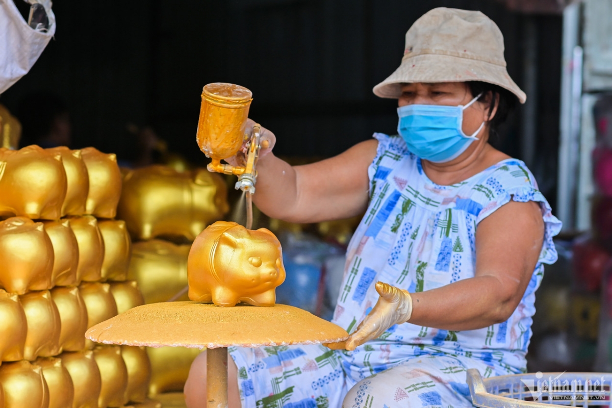 The artisanal products which come from this crafting village are distributed to provinces such as Tien Giang and An Giang, as well as the southwestern and southeastern regions of Vietnam. Additionally, they are exported to markets in Laos, Cambodia, and Thailand.