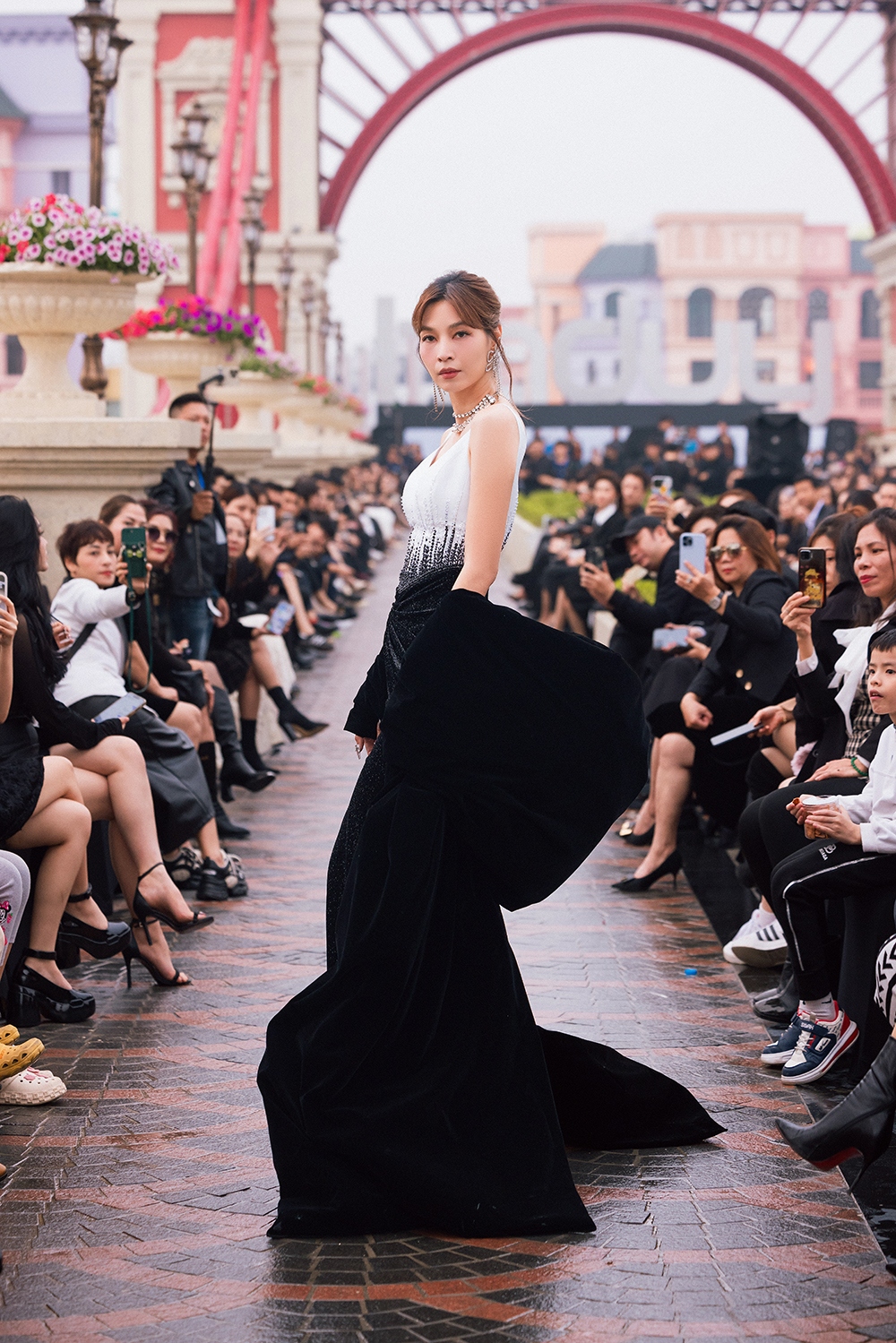 Thúy Hương trong vai quý cô kiêu kỳ, sexy với đầm xẻ ngực, xẻ đùi sâu, vấn tóc cao, khoe chiếc cổ dài thon thả và quý phái. Ngọc Hân và Thúy Hương đều là gương mặt model hot của thời trang Việt vào những năm 2000 trước khi có những bước ngoặt trong sự nghiệp.