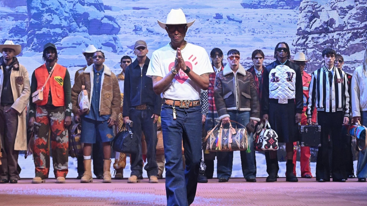 Giám đốc sáng tạo Pharrell Williams bước lên sàn diễn vào cuối buổi trình diễn thời trang Thu Đông 2024-2025 của Louis Vuitton tại Paris.