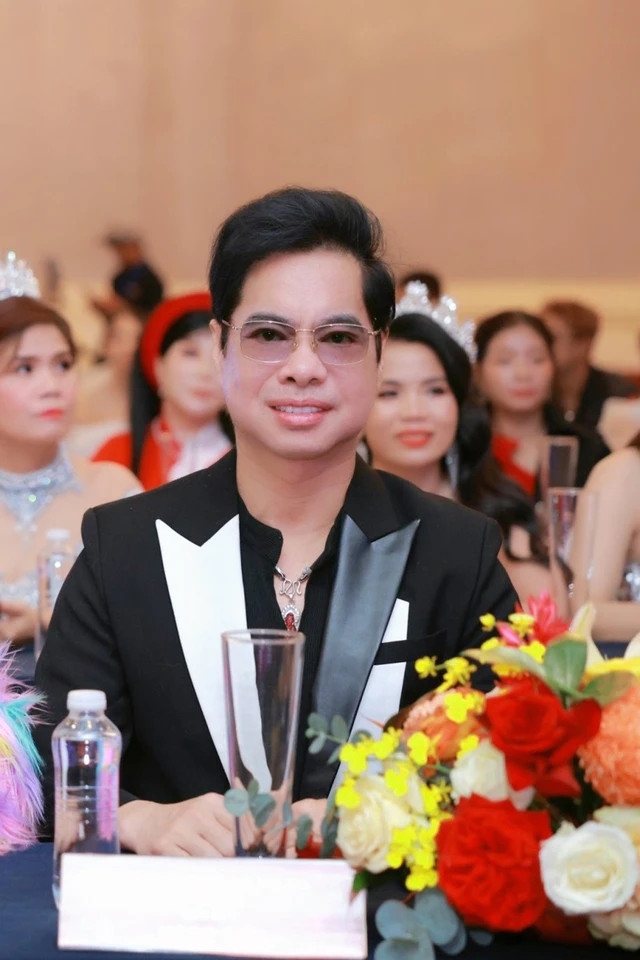Vì nhận được tình cảm yêu quý của đông đảo khán giả nên Ngọc Sơn khó có thể dành riêng tình cảm của mình cho một người. Thế nên, anh quyết định sống độc thân và cống hiến cho nghệ thuật. Anh tâm sự: "Tôi quyết định ở vậy luôn và đừng ai hỏi tôi chuyện có vợ. Nhân vô thập toàn nên tôi không thể toàn vẹn được ở phần này. Dù tôi là cháu đích tôn nhưng tôi giao trách nhiệm này cho Ngọc Hải và con của Ngọc Hải sẽ trở thành cháu đích tôn của dòng họ. Tôi là một người đàn ông "men" và luôn yêu mến những chị em phụ nữ nhưng tôi luôn đấu tranh để không vướng vào tứ đổ tường". (Nguồn: Thanh niên)