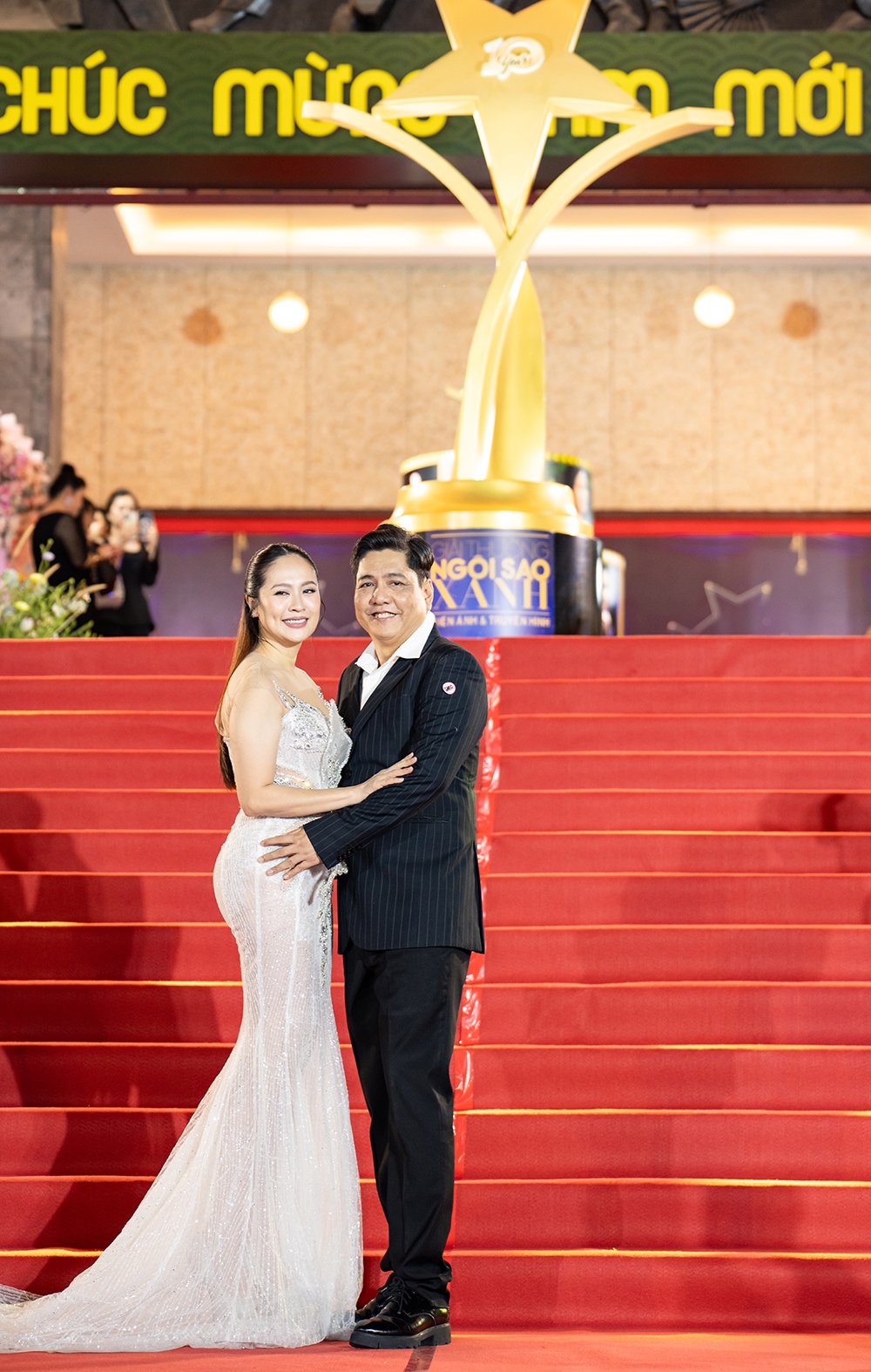 Vợ chồng Đạo diễn Đỗ Đức Thịnh - diễn viên Thanh Thúy tình tứ "chiếm sóng" thảm đỏ Ngôi sao xanh