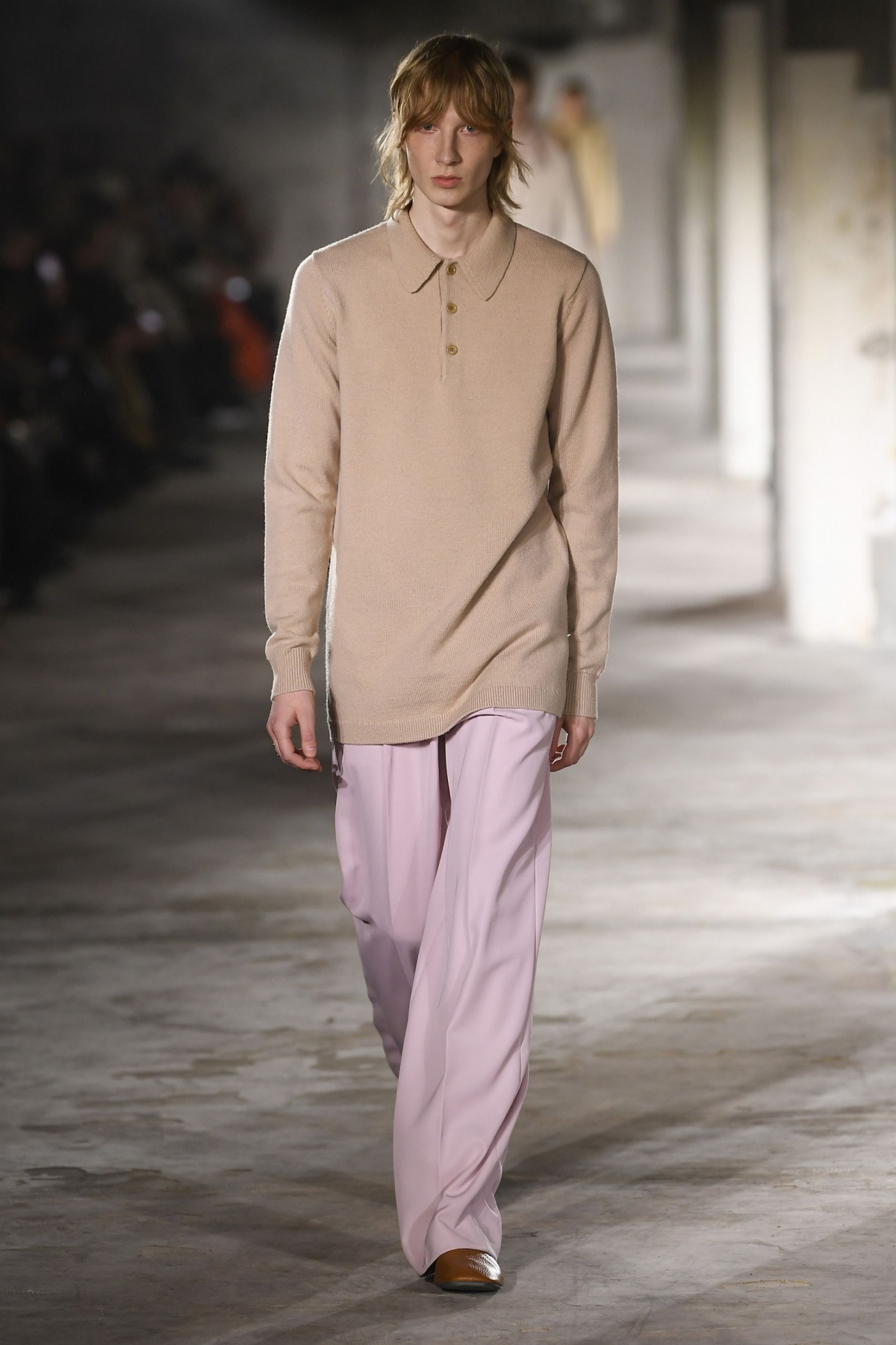 Giày đế bằng da tối giản là xu hướng thời trang tại Dries Van Noten.