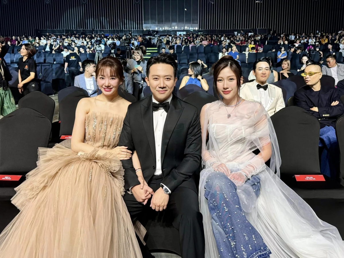 Tại Wechoice Awards 2023, Trấn Thành.vỡ òa cảm xúc khi Nhà bà Nữ thắng giải Phim điện ảnh của năm. Để có thể được vinh danh ở hạng mục này, dự án đã vượt qua những cái tên khác trong danh sách đề cử như Đất rừng phương Nam, Kẻ ăn hồn, Lật mặt 6, Tro tàn rực rỡ.
Trong giây phút nhận cúp từ phía Quyền Linh - Đỗ Thị Hải Yến, Trấn Thành rơi nước mắt gửi lời cảm ơn đến khán giả đã yêu thương, bình chọn cho đứa con tinh thần của mình. “Đây là tác phẩm thứ hai trong sự nghiệp làm đạo diễn của Trấn Thành. Tôi biết rằng vẫn còn nhiều hoài nghi, ngoài kia mọi người vẫn luôn có những ý kiến trái chiều về Trấn Thành", anh tâm sự. (Nguồn: Thanh niên)