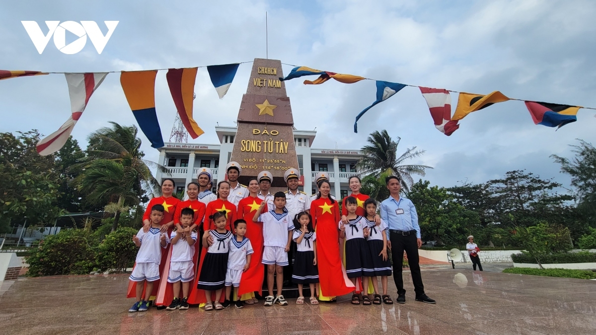 Những chiếc bánh chưng xanh đong đầy tình cảm của cả quân và dân cả nước.