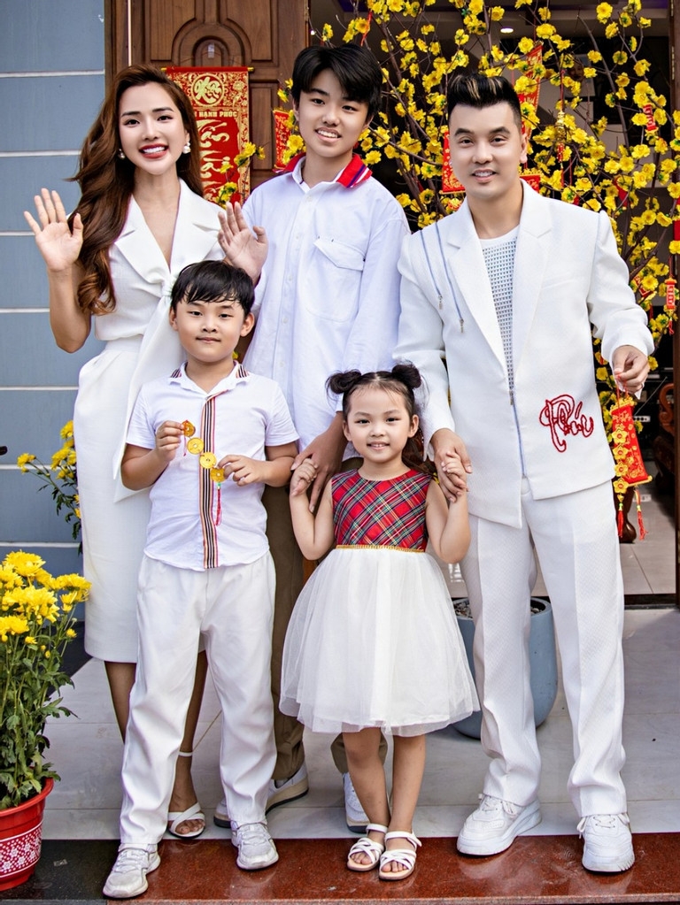 Được hỏi về kế hoạch sinh thêm con, Ưng Hoàng Phúc cho biết đã có cả con trai và con gái: “Dù gái hay trai, chỉ 2 là đủ”. Anh thương yêu con riêng của bà xã Kim Cương như con ruột suốt 10 năm qua, tiết lộ con cao hơn mình dù mới 14 tuổi. Việc đầu tư cho các con rất tốn kém và áp lực, anh phải dành 500 triệu đến 1 tỷ đồng mỗi năm để đóng học phí cho từng người con. Với anh, đây là "gánh nặng" và cũng là động lực để cố gắng mỗi ngày, làm việc nhiều hơn nhằm đáp ứng việc nuôi dạy, chăm sóc con cái. Anh hạnh phúc khi các con đang học tập khá suôn sẻ, được thầy cô khen. (Nguồn: VietNamNet)