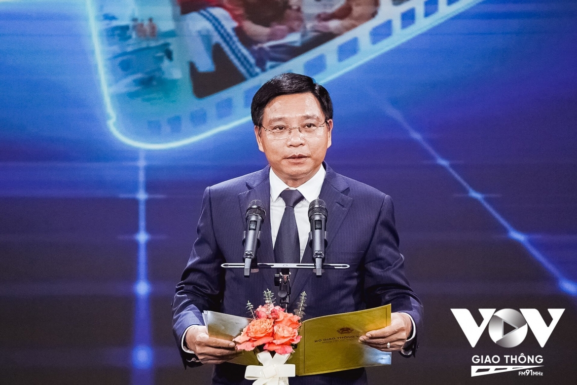 Ông Nguyễn Văn Thắng - Bộ trưởng Bộ GTVT, Phó Chủ tịch Thường trực biểu dương những đóng góp của các cơ quan báo chí, truyền hình trong công tác bảo đảm TTATGT
