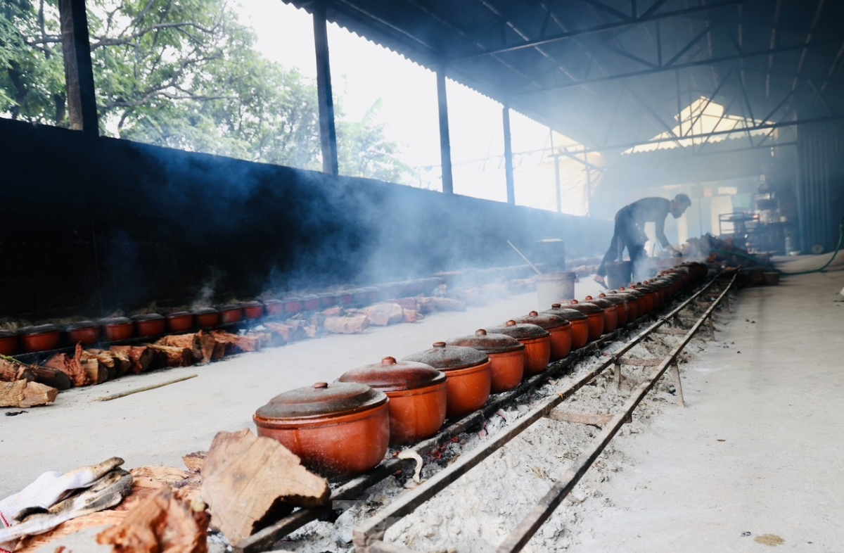 With three weeks to go before Tet, residents of Vu Dai village in Ha Nam province’s Ly Nhan district have been busy making their traditional braised fish in order to meet orders on the occasion of the country’s largest festival.