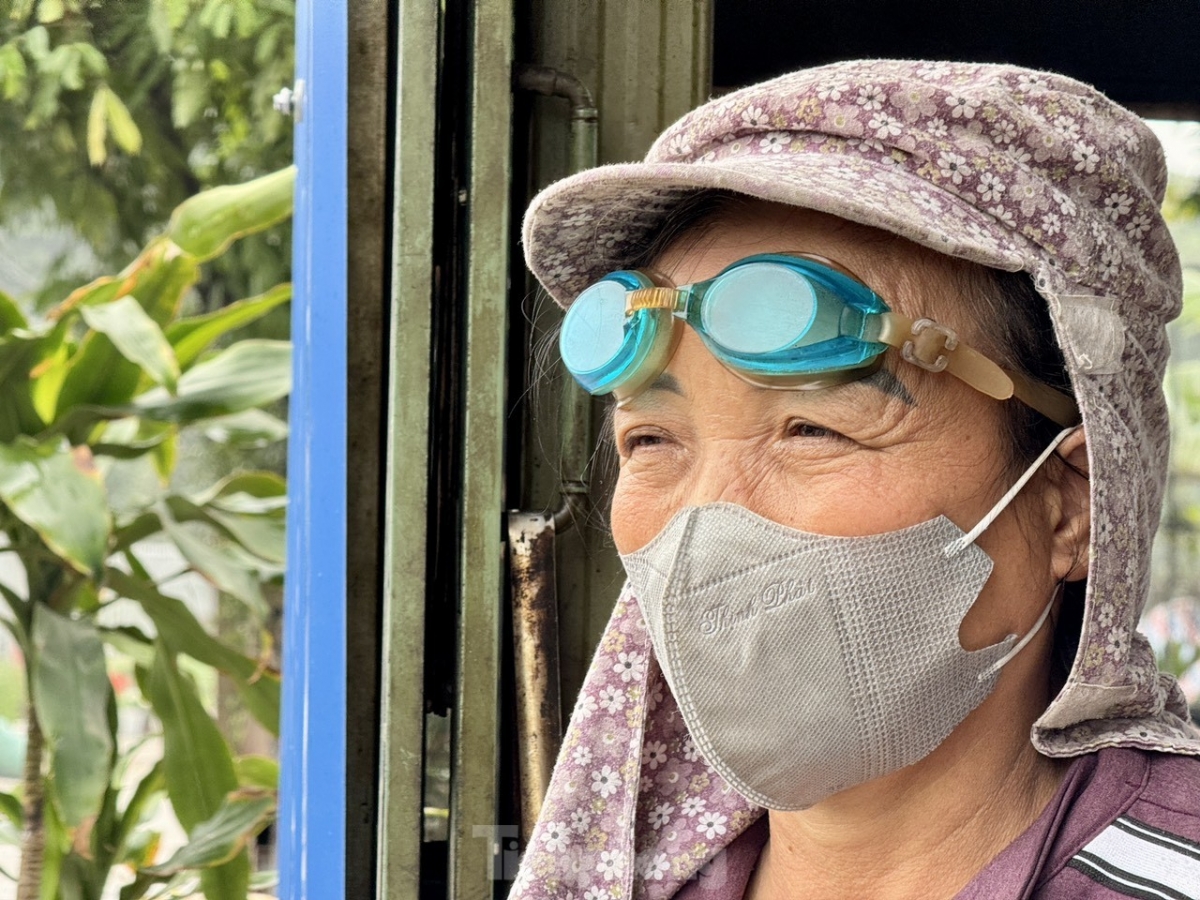 Many workers use masks and even swimming goggles so they can work for many hours and meet the schedule.